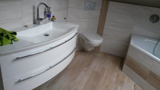 Badinstallation Waschbecken Toilette